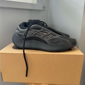 Adidas Yeezy 700v3 “Alvah” Size 8
